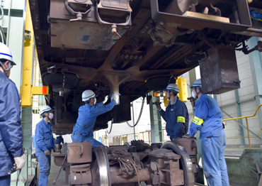 車体と台車を切り離す作業